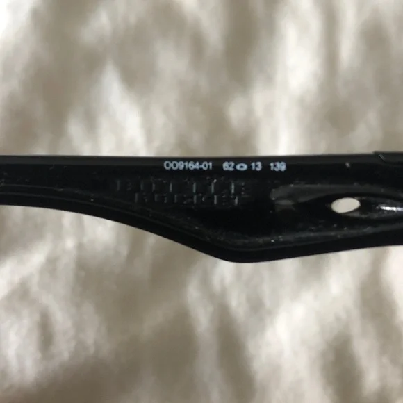 OAKLEY Sunglasses with Polarized Lenses & Trio of Microbag Lens Cleaners 😎 - Picture 6 of 8